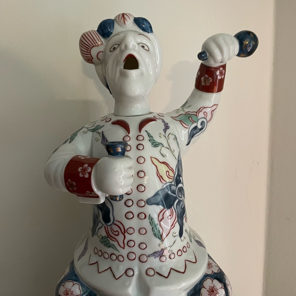 Imari ware Dutch man sitting on a barrel - Picture 3 of 7